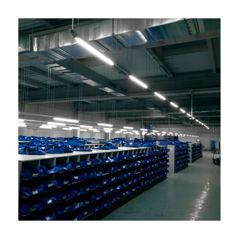Tubo T8 LED 36 W 6500 K 3600 lm 100-240 V Tecnolite, instalados iluminando un almacén con estanterías azules