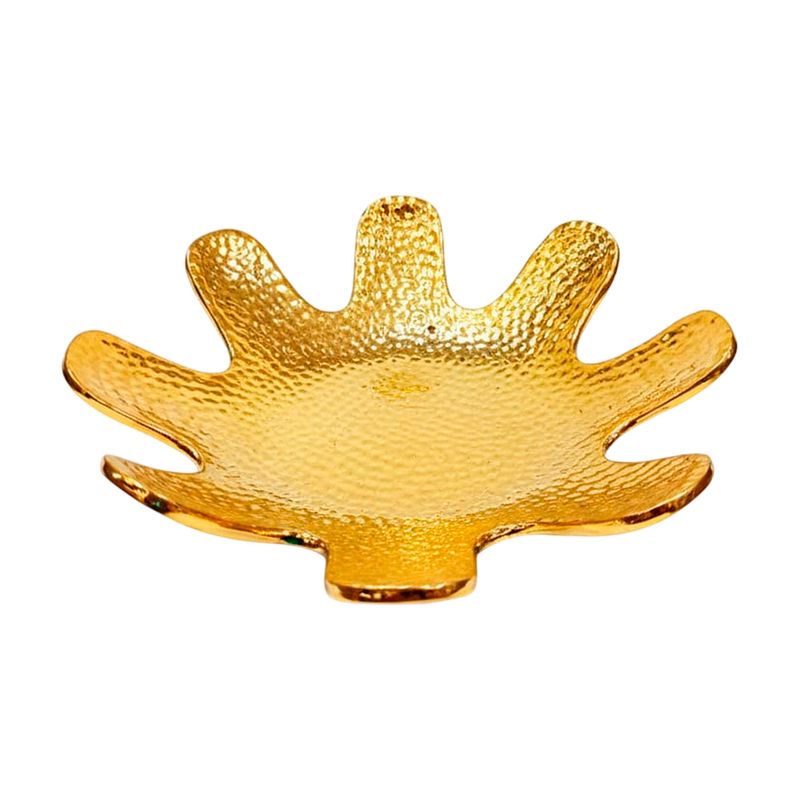 Centro decorativo 34.5 x 34.5 x 9 cm dorado Concepts, vista superior de plato con textura martillada y bordes ondulados