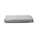 Toalla para baño 53x27 pulgadas Euphoria gris Sttelli, doblada mostrando la textura de rayas y el borde con flecos