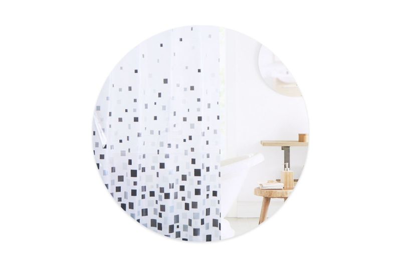 Cortina de baño con aros 13 piezas blanca PEVA CHD Home, detalle de diseño con cuadros degradados en baño iluminado