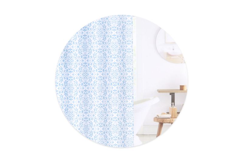 Cortina de baño con aros 13 piezas azul/celeste PEVA CHD Home, instalada en baño junto a tina y muebles de madera