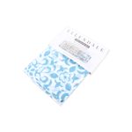 Cortina de baño con aros 13 piezas azul/celeste PEVA CHD Home, doblada en su empaque blanco con los aros visibles