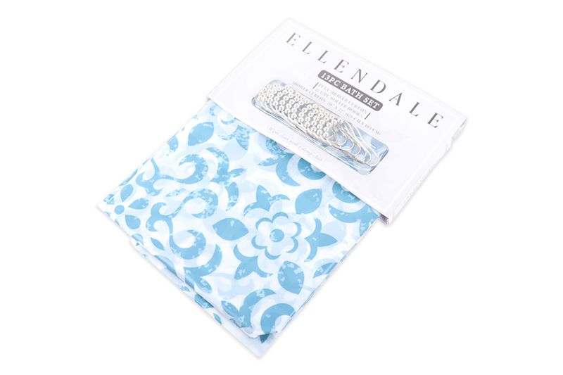 Cortina de baño con aros 13 piezas azul/celeste PEVA CHD Home, doblada en su empaque blanco con los aros visibles