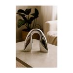 Arco decorativo 23.5 x 11 x 23 cm Concepts, pieza plateada brillante ubicada sobre una mesa en ambiente decorado