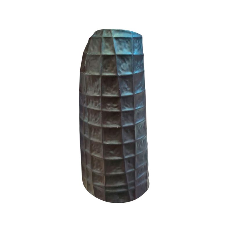Florero decorativo 18 x 12 x 38.5 cm Concepts, pieza alta de color oscuro con textura de cuadrícula en relieve