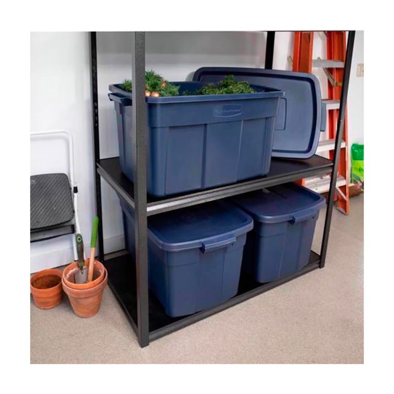 Caja organizadora con tapa 31 galones plástico navy Rubbermaid, tres unidades almacenadas en un estante negro metálico