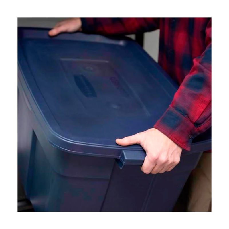 Caja organizadora con tapa 31 galones plástico navy Rubbermaid, primer plano de manos cerrando la tapa azul