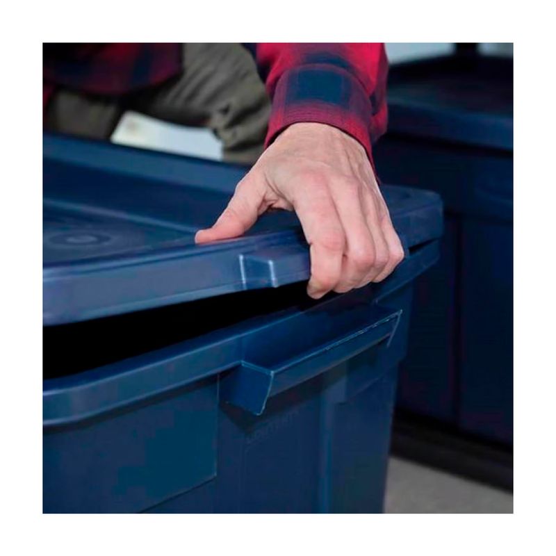 Caja organizadora con tapa 31 galones plástico navy Rubbermaid, detalle de mano abriendo la tapa azul