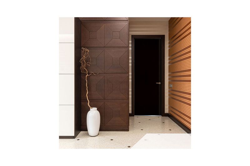 Puerta fibran printed lisa ébano vertical de 90 cm x 210 cm Puertas Globales, instalada en ambiente moderno con pared
