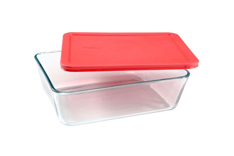 Contenedor hermético vidrio rectangular tapa 11 tazas Pyrex, recipiente transparente con tapa roja apoyada encima