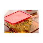 Contenedor hermético vidrio rectangular tapa 11 tazas Pyrex, con tapa roja abierta y fideos en su interior