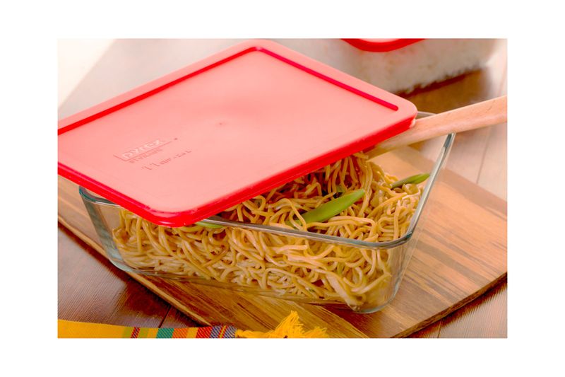 Contenedor hermético vidrio rectangular tapa 11 tazas Pyrex, con tapa roja abierta y fideos en su interior