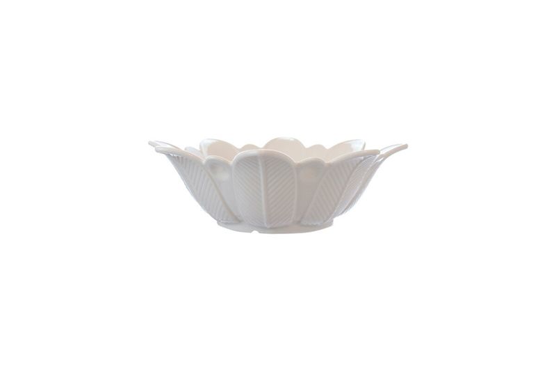 Bowl porcelana blanca borde floral 30.5 x 9.5 cm Concepts, vista frontal del recipiente con relieves de pétalos