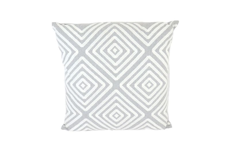 Cojín decorativo 45x45 cm azul estampado diamantes blanco Concepts, vista frontal del diseño geométrico en blanco y azul