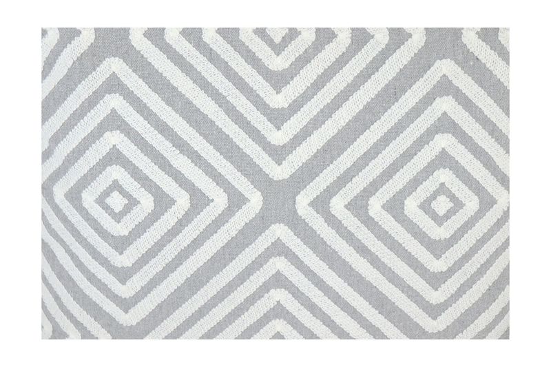 Cojín decorativo 45x45 cm azul estampado diamantes blanco Concepts, acercamiento al detalle del tejido y diseño geométrico