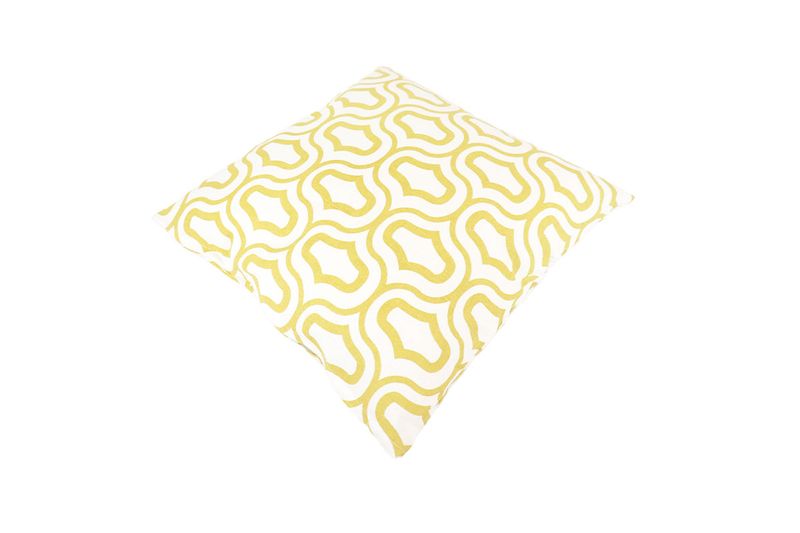 Cojín decorativo 45x45 cm blanco grabado amarillo mostaza Concepts, vista cenital en ángulo resaltando el estampado