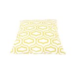 Cojín decorativo 45x45 cm blanco grabado amarillo mostaza Concepts, vista frontal completa del diseño geométrico