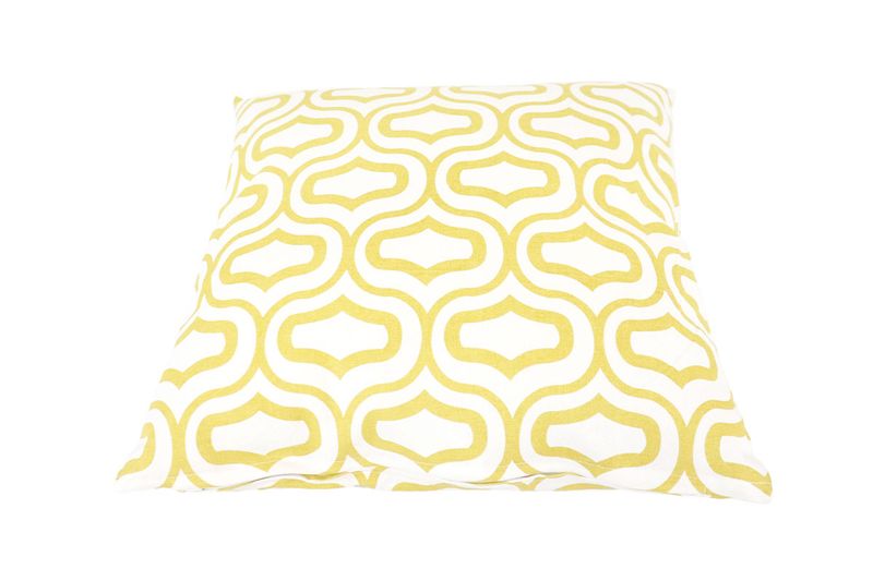 Cojín decorativo 45x45 cm blanco grabado amarillo mostaza Concepts, vista frontal completa del diseño geométrico