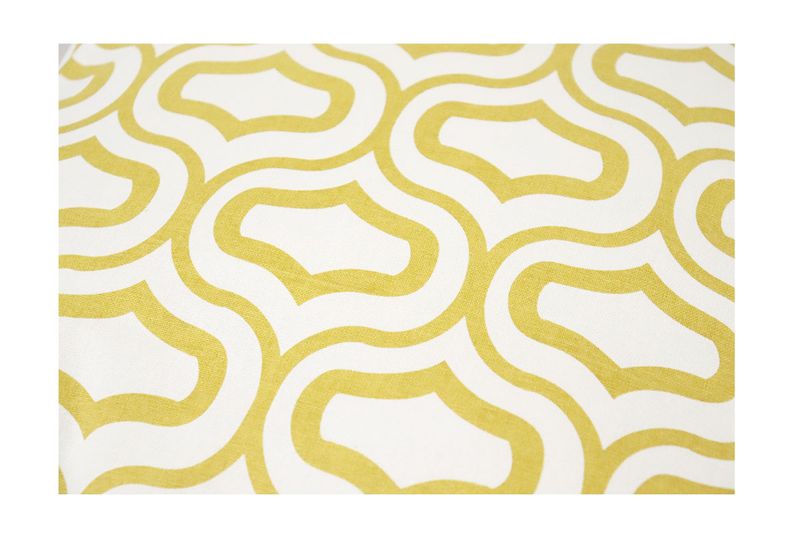 Cojín decorativo 45x45 cm blanco grabado amarillo mostaza Concepts, primer plano del tejido y el patrón geométrico