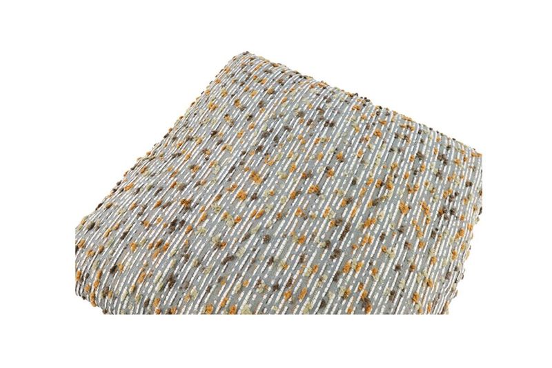 Cojín decorativo 45x45 cm café relieves multicolor Concepts, primer plano del tejido con textura rugosa y relieves