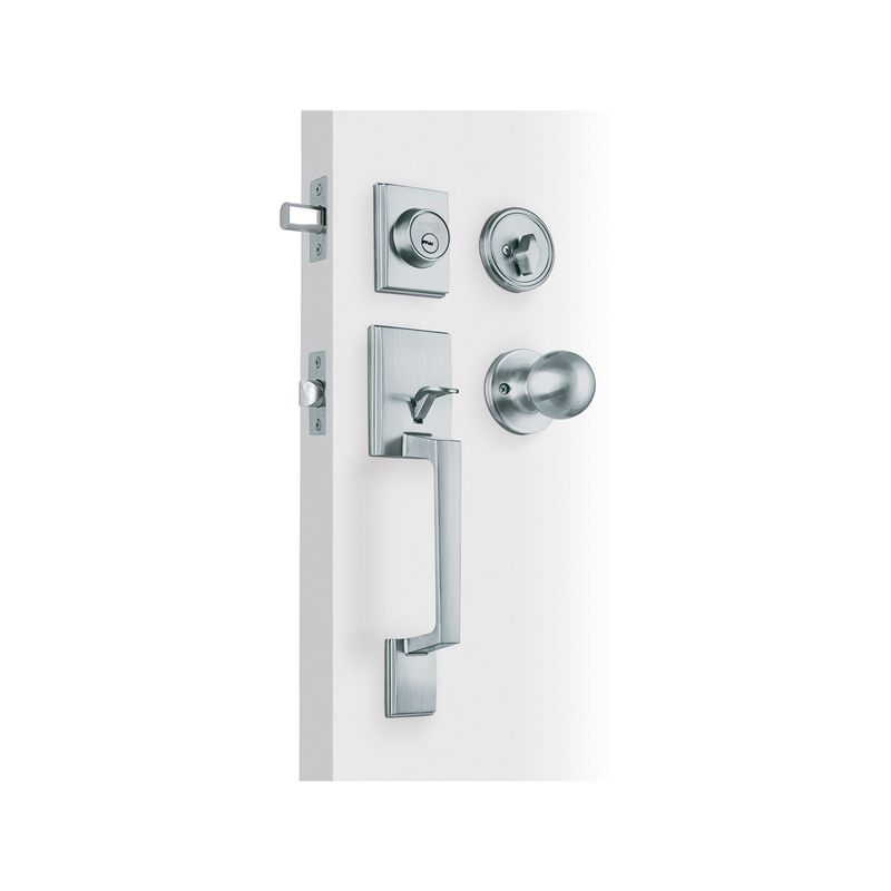 Cerradura pichel Porto cromo llave-mariposa Hermex, conjunto instalado en puerta blanca con manija y pomo cromados