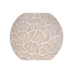 Esfera decorativa de 8.5 cm Concepts, primer plano del relieve con patrón de escamas blancas sobre fondo crema