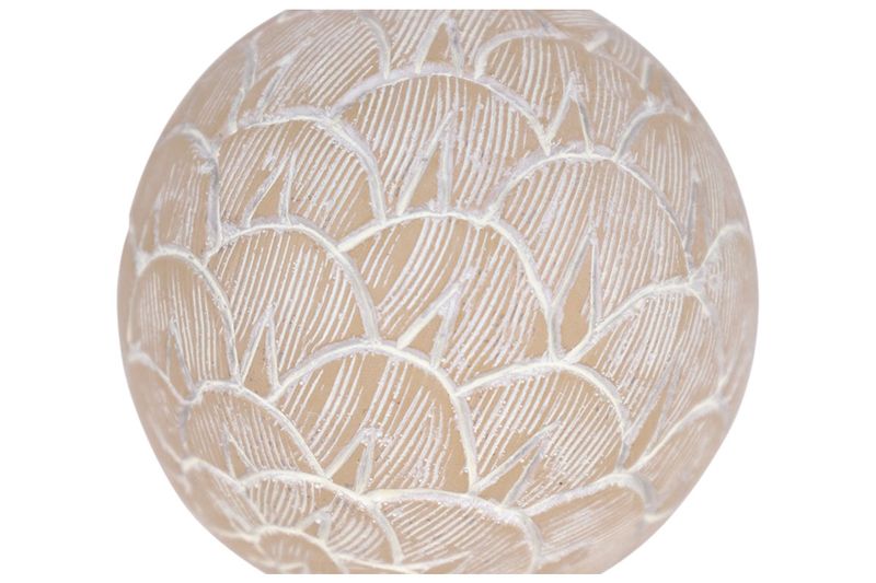 Esfera decorativa de 8.5 cm Concepts, primer plano del relieve con patrón de escamas blancas sobre fondo crema