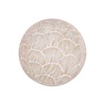 Esfera decorativa de 8.5 cm Concepts, primer plano frontal con relieve de escamas blancas sobre fondo crema