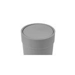 Papelera para baño gris moldeado plástico Umbra, vista cenital enfocada en la tapa cerrada