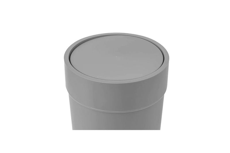 Papelera para baño gris moldeado plástico Umbra, vista cenital enfocada en la tapa cerrada