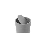Papelera para baño gris moldeado Umbra, vista superior con la tapa semiabierta