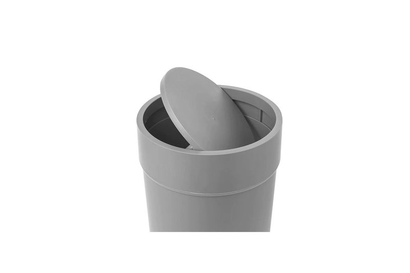 Papelera para baño gris moldeado Umbra, vista superior con la tapa semiabierta