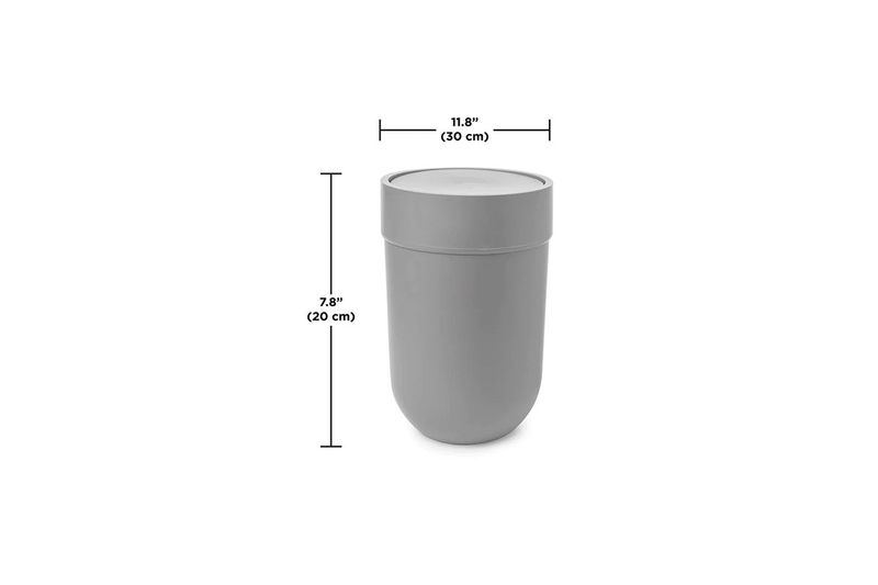 Papelera para baño gris moldeado plástico Umbra, gráfico con medidas de 11.8 pulgadas (30 cm) y 7.8 pulgadas (20 cm)