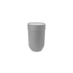 Papelera para baño gris moldeado plástico Umbra, vista frontal completa del recipiente con tapa cerrada