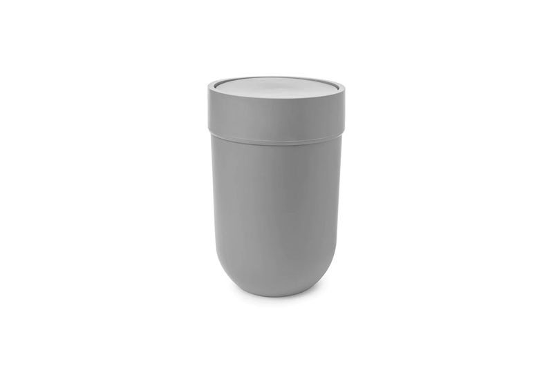 Papelera para baño gris moldeado plástico Umbra, vista frontal completa del recipiente con tapa cerrada