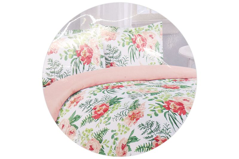 Juego de edredón estampado floral rojo Full/Queen 3 piezas Roshini CHD Home, detalle del estampado y almohadas