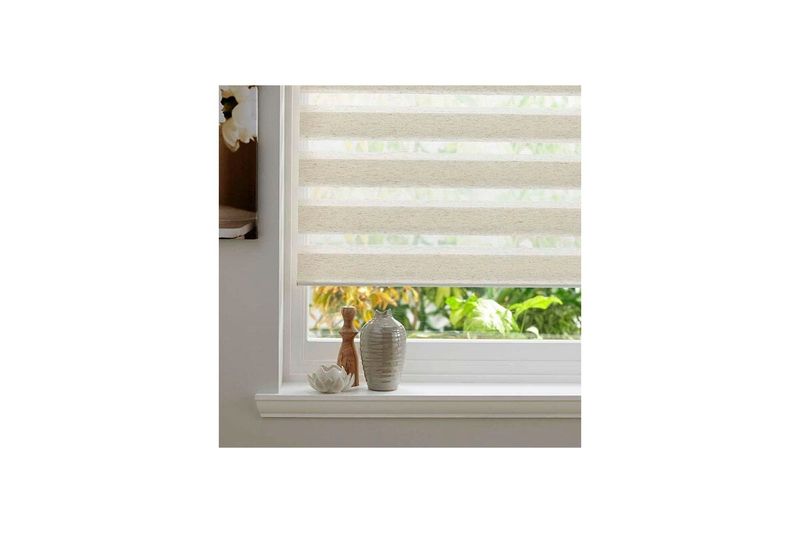 Cortina roller zebra 120 x 180 cm jaspe white New Space, instalada en ventana con adornos decorativos en el marco