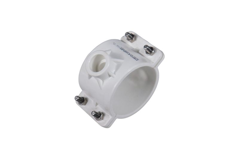 Silleta abrazadera PVC lisa 3" x 3/4" Durman, vista en ángulo resaltando los tornillos metálicos de sujeción