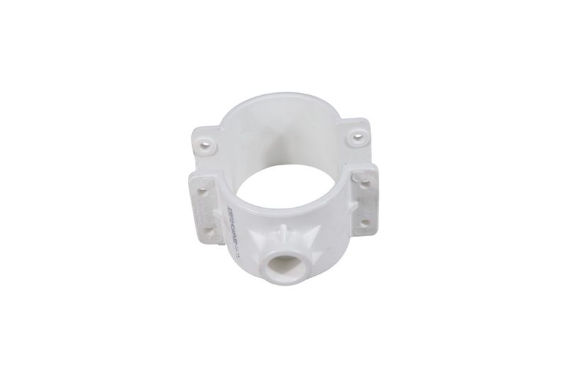 Silleta abrazadera PVC lisa 3" x 3/4" Durman, vista frontal enfocando la salida inferior y orificios de montaje