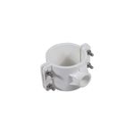 Silleta abrazadera PVC lisa 3"x3/4" Durman, vista en ángulo mostrando los tornillos metálicos de fijación