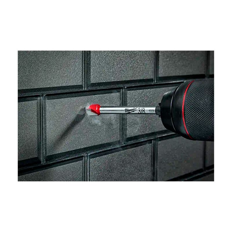 Juego de brocas para vidrio y azulejo Milwaukee de 4 piezas, en uso perforando una pared de azulejos negros