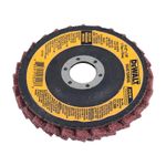 Disco para quitar pintura DeWalt de 4-1/2" x 7/8 grano mediano, vista frontal detallando etiqueta amarilla y centro metálico