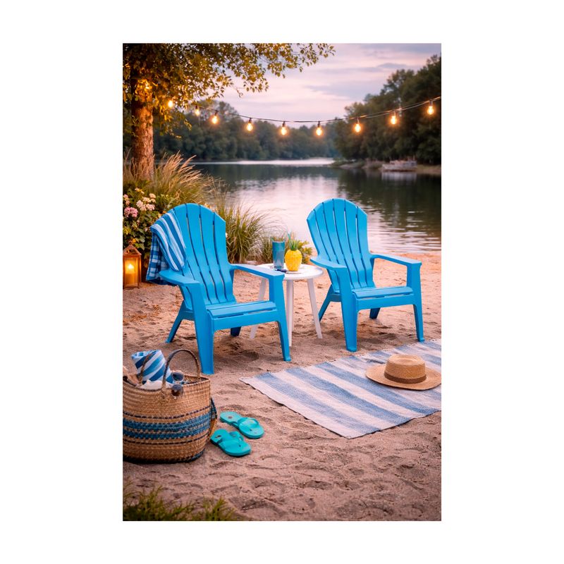 Silla plástica Adirondack azul Adams, dos sillas junto a una mesa blanca en una playa frente a un lago