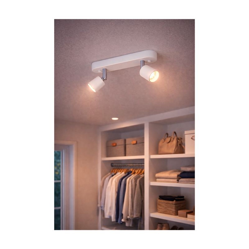 Luminaria spot LED sobreponer Stecci-E 2L GU10 10W blanca Eglo, instalada en techo iluminando un clóset con ropa