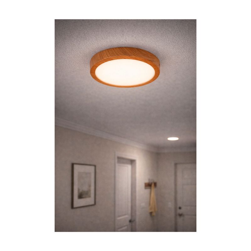 Luminaria de sobreponer redonda 18 W 6000 K madera General Lighting, instalada y encendida en el techo de una habitación
