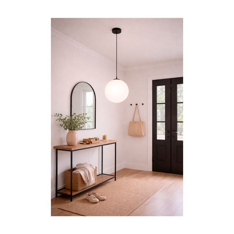Lámpara colgante Rondo 3 1L E27 IP20 blanco opalino Eglo, instalada en un recibidor junto a una consola y un espejo