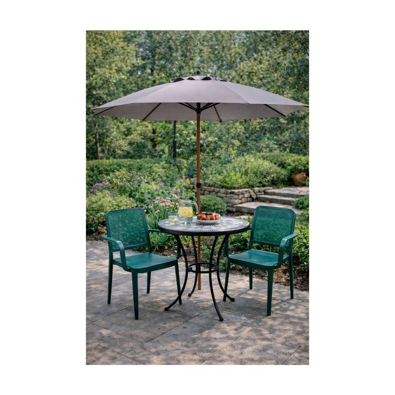 Sombrilla para exterior Alice 220 cm gris ProGarden, abierta sobre un juego de mesa y sillas verdes en un jardín