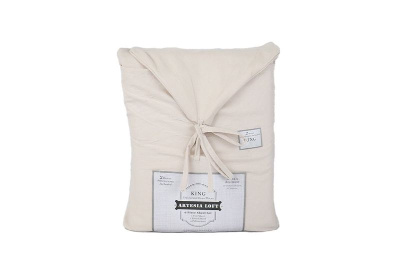 Juego de sábanas King 6 piezas crema CHD Home, doblado en su empaque de tela con la etiqueta del producto