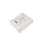 Juego de sábanas King 6 piezas crema Solid Washed CHD Home, doblado en su empaque de tela con etiqueta y lazo