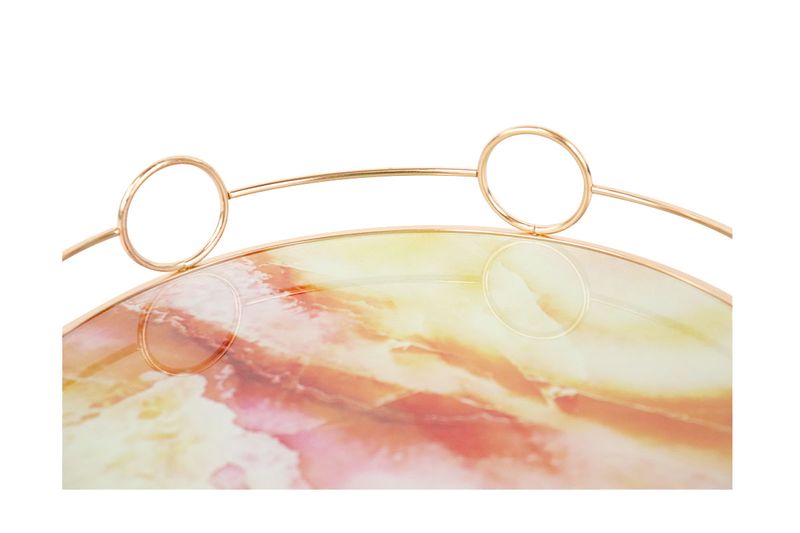 Bandeja decorativa borde circular 30x6.5 cm Concepts, primer plano del asa dorada y detalle del fondo marmolizado